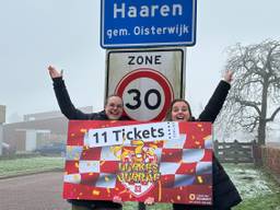 Sophie en Malou vonden verslaggever Mark Versteden met de 11 tickets in Haaren (foto: Noa Bergmans).