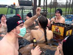 In Volkel bouwden vrienden een 'boeren-hottub'