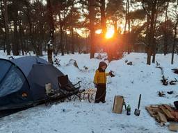 Luka (6) ging met zijn ouders winterkamperen op een camping in Sint Anthonis (foto: Frank Markerink). 