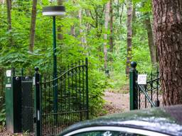 Het hek voor het huis waar de dode man werd gevonden (foto: Dave Hendriks/SQ Vision).