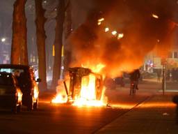 Tijdens de rellen werden in de Graafsewijk in Den Bosch onder meer twee auto’s in brand gestoken(foto: Bart Meesters).