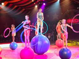 De balanceeract van circus Il Grigio (foto: Collin Beijk).