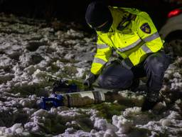 In de auto in Rucphen werden drie lachgasflessen gevonden (foto: Christian Traets/SQ Vision).