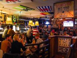 Ook in het Belgisch Biercafé stond het grote scherm aan (foto: Dave Hendriks/SQ Vision Mediaprodukties).