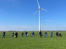 Zo'n dertig vrijwilligers speuren het weiland van Joris Buijs af (foto: Imke van de Laar).