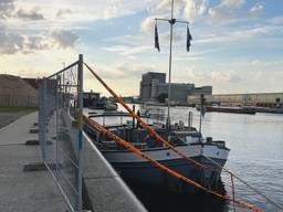 Het binnenvaartschip Semper Spera voordat het Veghel mocht verlaten (foto: Jan Waalen).