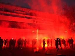 Spelersbus van PSV wordt warm onthaald bij stadion