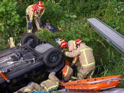 De brandweer haalde de drie jonge mannen uit de gecrashte auto in Beek en Donk (foto: Harrie Grijseels/SQ Vision).