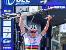 Wereldkampioen Ryan Kamp tilt zijn fiets boven zijn hoofd na winnen van Europese titel (foto: OrangePictures).