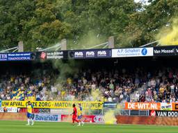 Rookbommen in het Mandemakers Stadion (foto: Joris Verwijst/Orange Pictures)