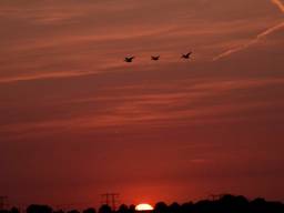 Een asrode zonsondergang. (Foto: Glenn Aoys / Twitter)