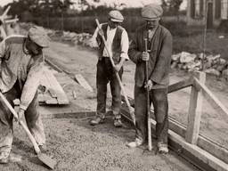 Aanleg betonweg Geffen (1927) (foto: Heijmans).