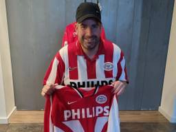 Ralf Oppers verzamelt shirts van PSV (foto: Leon Voskamp).