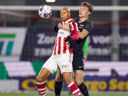 Kay Tejan van TOP Oss in duel met AZ-speler Jorn Berkhout. Foto: Orangepictures.