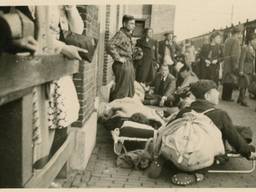 Wachtenden op het perron van Vught, 23 mei 1943. Linksvoor brancard met ernstig zieken (foto: collectie Nationaal Monument Kamp Vught).