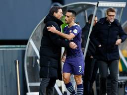 Roger Schmidt wisselt Eran Zahavi tijdens het duel met Fortuna (foto: ANP 2021/Maurice van Steen).