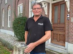 Jack van Bommel bij de lege sokkel (foto: Imke van de Laar)