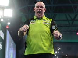 Michael van Gerwen plaatst zich voor de halve finale van het WK (foto: Taylor Lanning/PDC).