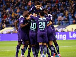 PSV-spelers vieren de openingstreffer in het Gelredome (Foto: ANP)