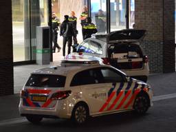 De politie bij het station in Breda (archieffoto: Perry Roovers/SQ Vision).