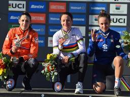 Marianne Vos, geflankeerd door Lucinda Brand (links) en Silvia Persico (foto: ANP).