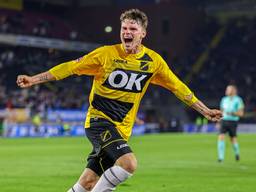 Danny Bakker juicht voor zijn club NAC.