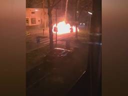 Een vuurwerkbom ontploft in Den Bosch tijdens de rellen.