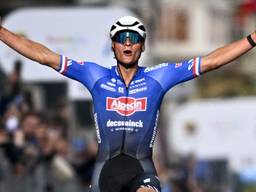 Mathieu van der Poel wint Milan - San Remo (foto: ANP). 