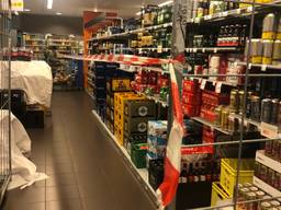 De drankafdeling in de AH in Geldrop is afgeschermd (foto: Tonnie Vossen)