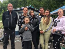 Joke (tweede van links) en haar familie dreigen eind deze maand op straat te belanden (foto: Erik Peeters).