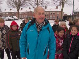 IJsmeester Jules Broens met de kinderen van de Mariaschool in Bladel. (archieffoto: Dennis Stafleu)