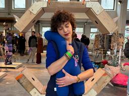 Denise Huigen bedacht een knuffel voor volwassenen (foto: Rogier van Son).