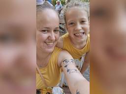 Sanne en haar dochter met de tattoo (privéfoto).