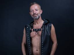 Tio loopt het liefst volledig in leer en is Mr. Leather: ‘We zijn niet eng’