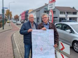 André Huitink en Bart Berbers (rechts) van de Actiegroep Spoorplan (foto: Ferenc Triki).