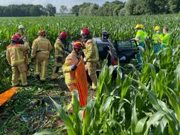 Automobiliste bekneld na aanrijding in Liessel, brandweer bevrijdt haar