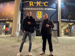 Samen met hun vriend Roel keuren Jesper (links) en Mateusz de broodjes in alle stadions.