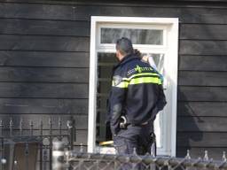 De politie bij het huis aan de Rijksweg in Helvoirt (foto: Bart Meesters).