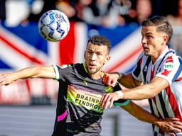 PSV'er Ivan Perisic (links) in duel met Rúna Thór Sigurgeirsson van Willem II (foto: Marcel van Dorst).