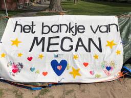 Het herdenkingsbankje van Megan voor de onthulling (foto: Omroep Brabant). 