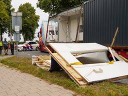 Wooncontainers verwoest omdat ze nét niet onder viaduct N279 passen