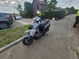 Bestuurder van scooter raakt gewond na botsing met auto (foto: Addy Smits/Persbureau Heitink).