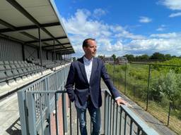 Joost Dorr kijkt naar de plek waar het hoofdveld had moeten liggen (foto: Rogier van Son).