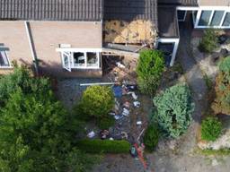 De ravage is groot na de vermoedelijke vergisaanslag bij het huis aan de Goedenrade in Den Bosch (foto: Bart Meesters/SQ Vision).