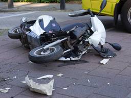 Scooterrijder geschept door auto en gewond naar ziekenhuis