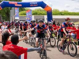 De kick of van La Vuelta Holanda bij de Citadel in Den Bosch