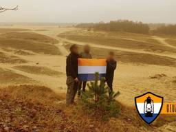 Leden van de Geuzenbond poseren in de Drunense Duinen (Foto: Telegram).