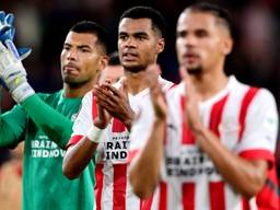 Cody Gakpo applaudisseert naar de PSV-supporters (foto: ANP/ Olaf Kraak).