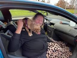 Tamara met hondje Pebbles in haar auto (foto: Rene van Hoof).