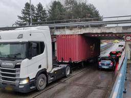 De vrachtwagen zit klem (foto: Iwan van Dun/SQ Vision).